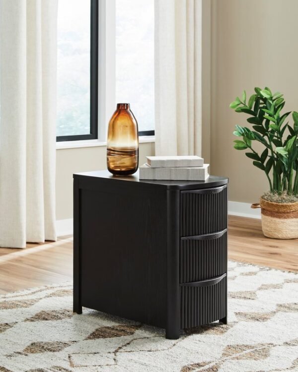 t208-117_orig-1.jpg T208-117 - End Table (USB-A / USB-C Ports)