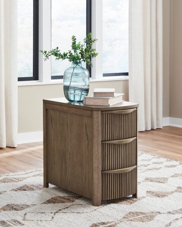 t208-317_orig-1.jpg T208-317 - End Table (USB-A / USB-C Ports)